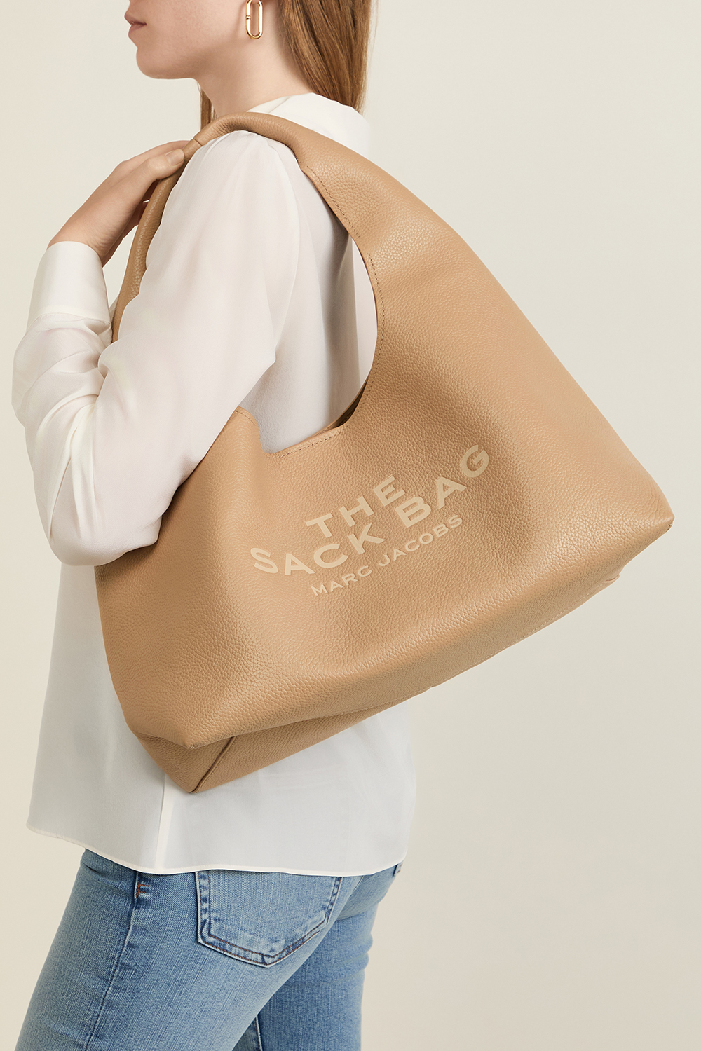 תמונת כל הלוק של תיק שק MARC JACOBS